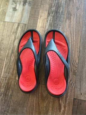 CROCS Black Strap Red Footbed Flip Flop Sandals